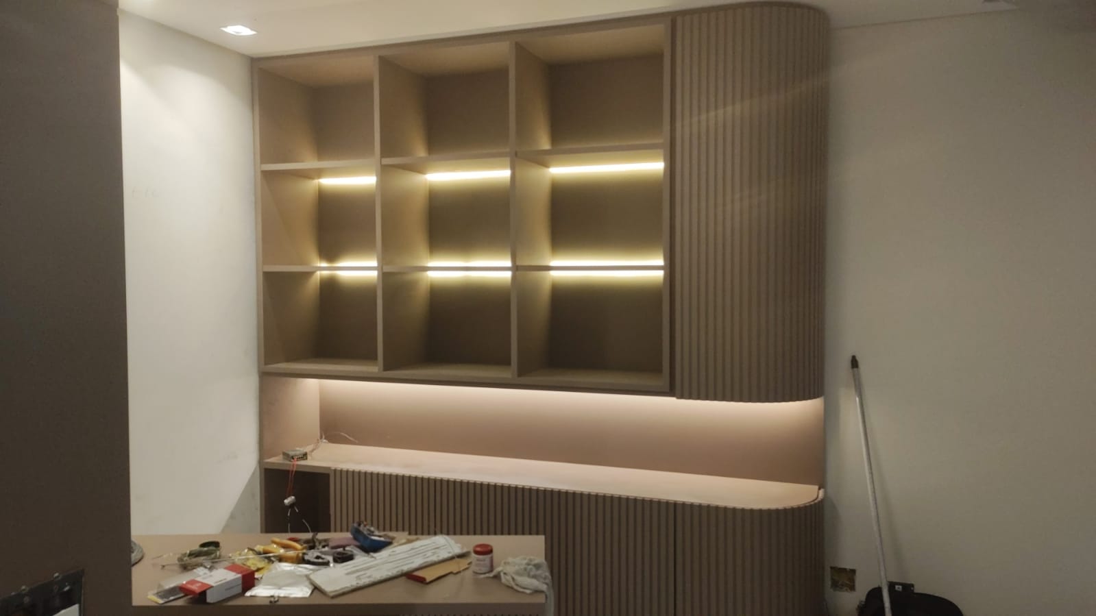 Iluminação decorativa em estantes residenciais no apartamento da Rua Vilela